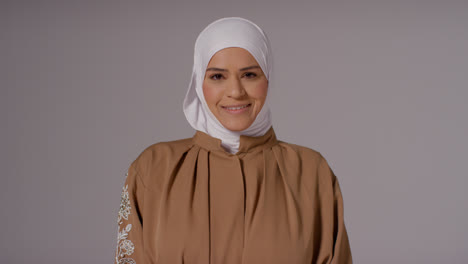 Retrato-De-Estudio-De-Una-Mujer-Musulmana-Sonriente-Usando-Hijab-Contra-Un-Fondo-Liso-4